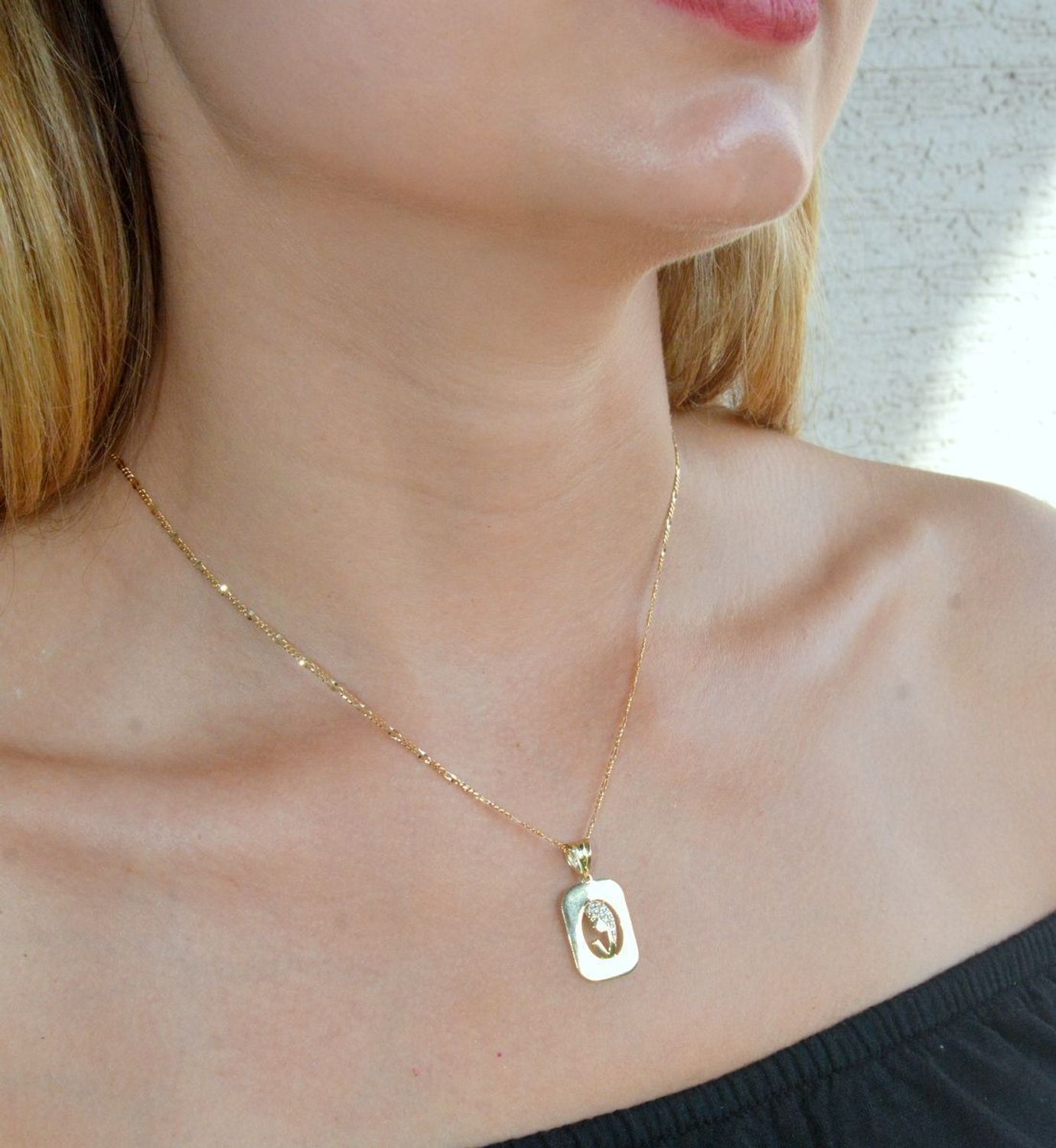 Złoty medalik prostokątny 375 z Matką Boską ZA 6742 375. Złoty medalik z Matką Boską. Medalik święty idealny na prezent. Złoty medalik na różne okazje. Pomysł na prezent..jpg